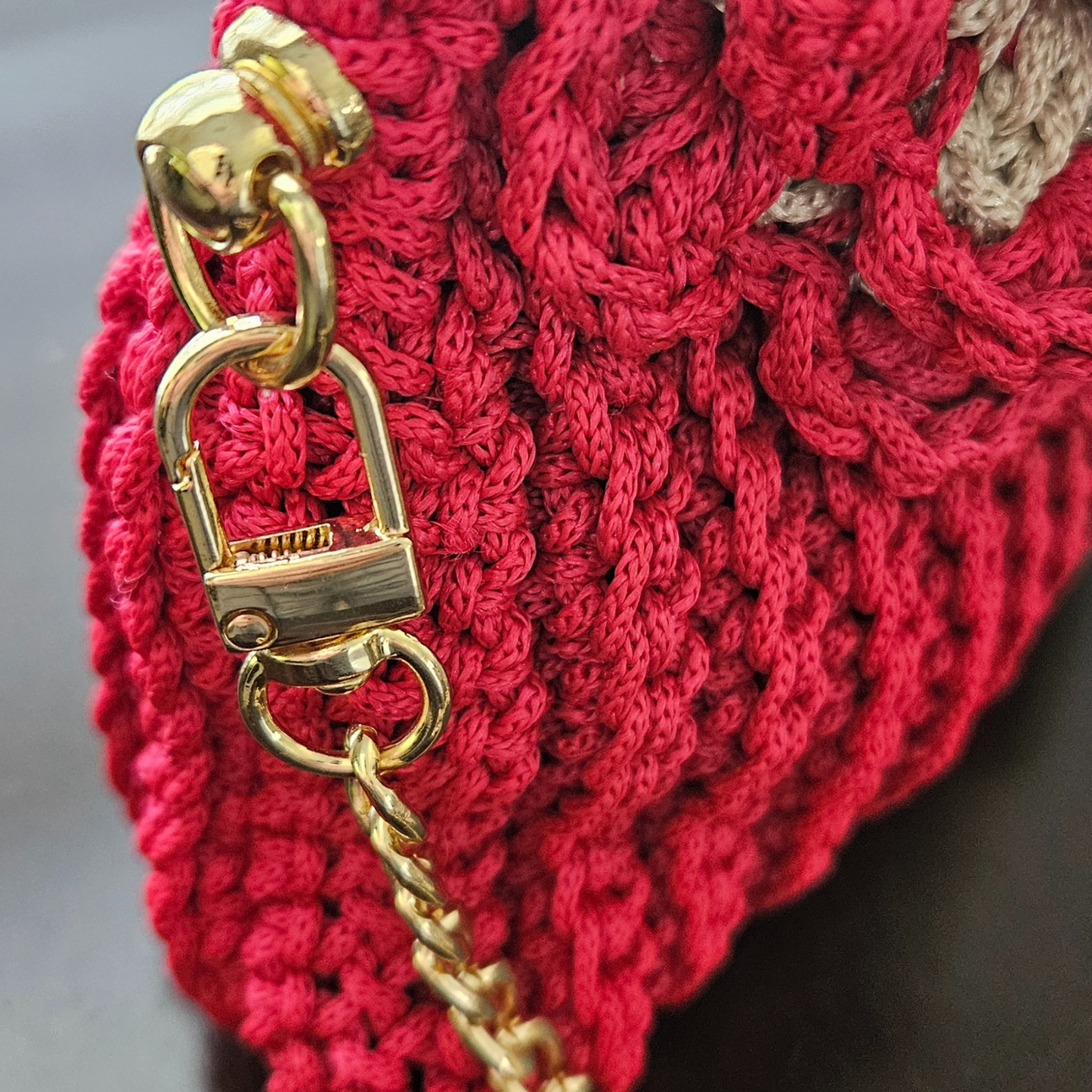 Red Flora Bloom Crochet Crossbody Bag – close-up of D-ring keychain holder for durable crossbody chain attachment, enhancing style and function.