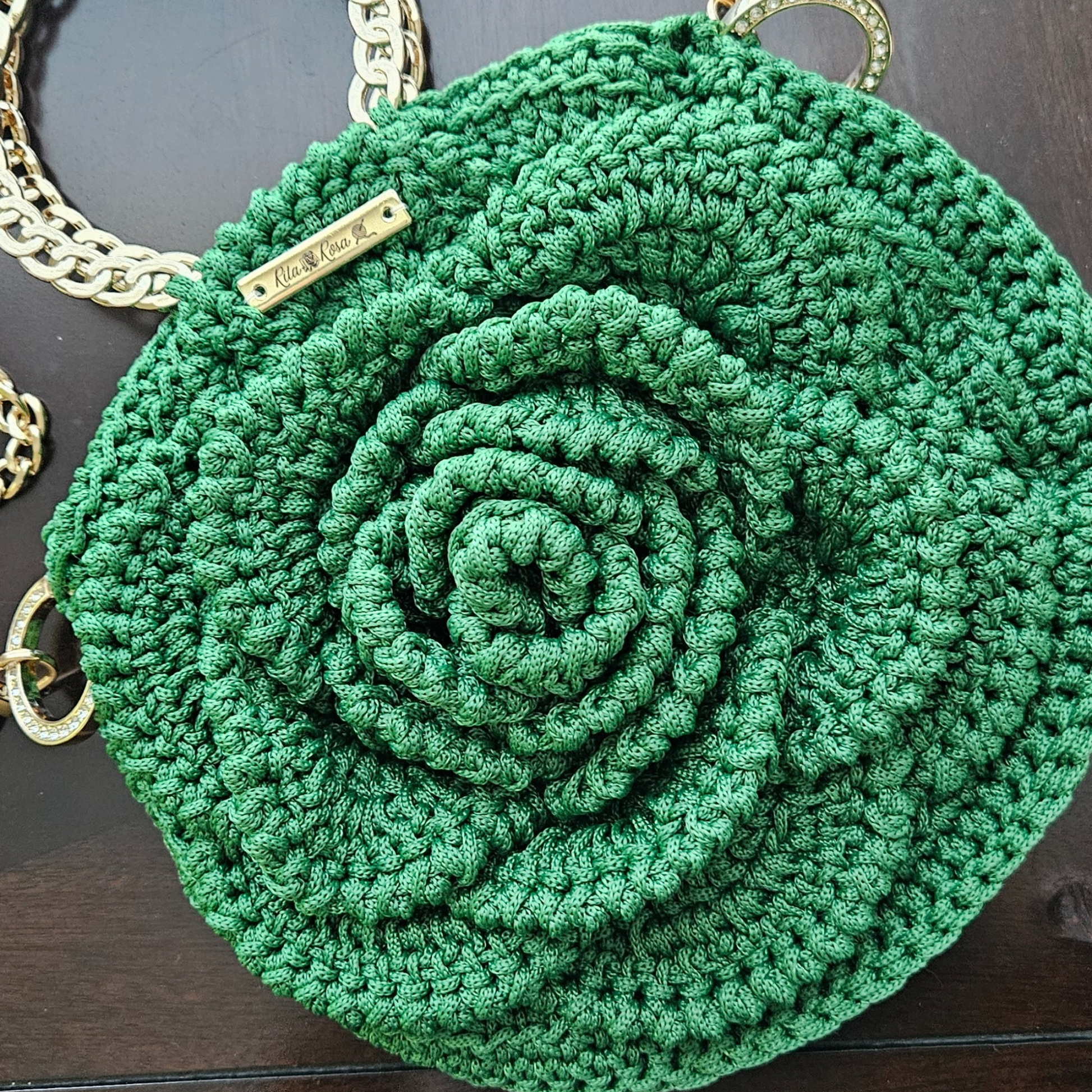 Close-up of Rosa Bloom Macramé Crossbody gold chain strap, versatility and elegant styling.