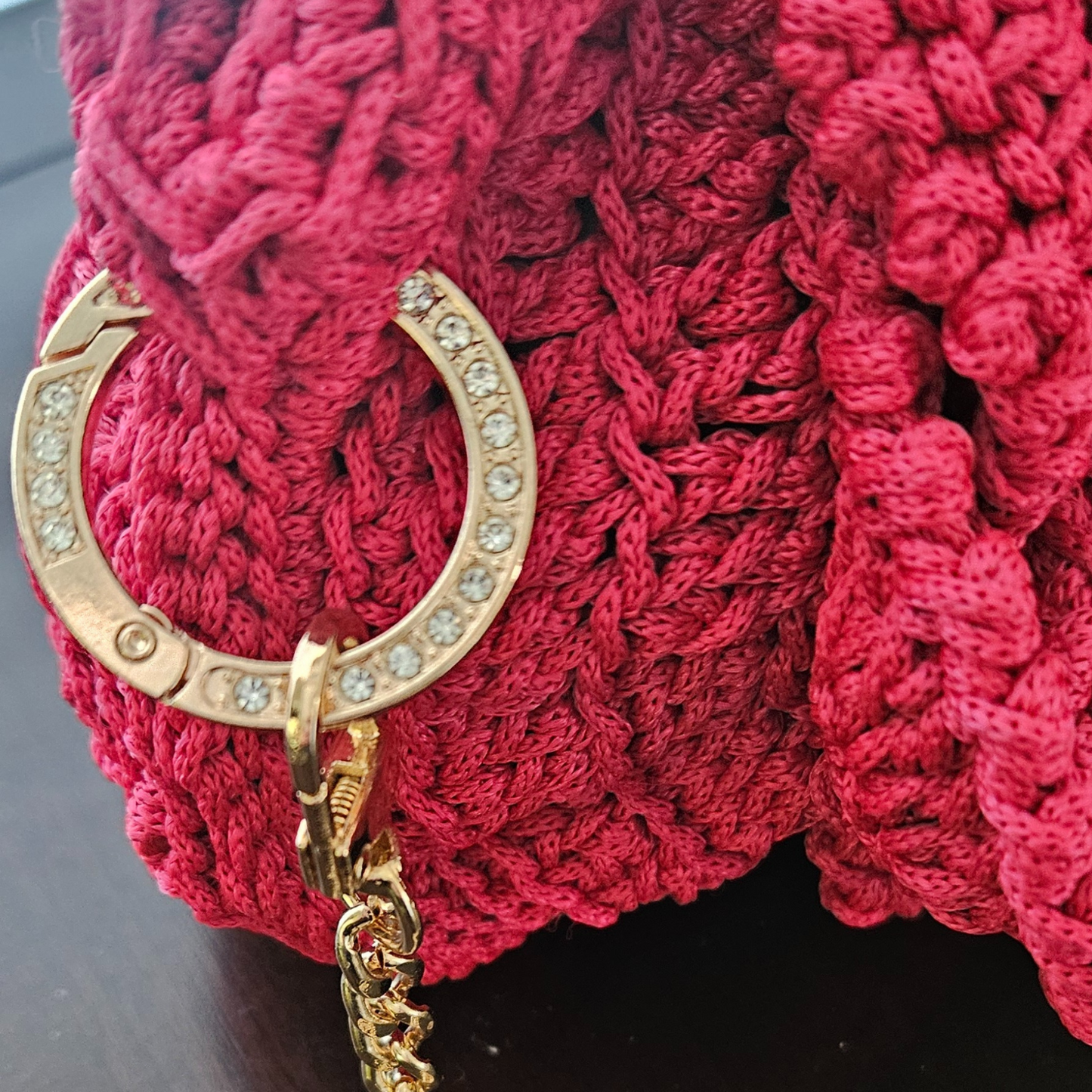 Red Rosa Bloom Crossbody Bag – close-up of Rhinestone Spring O keychain holder for durable crossbody chain attachment, enhancing style and function.