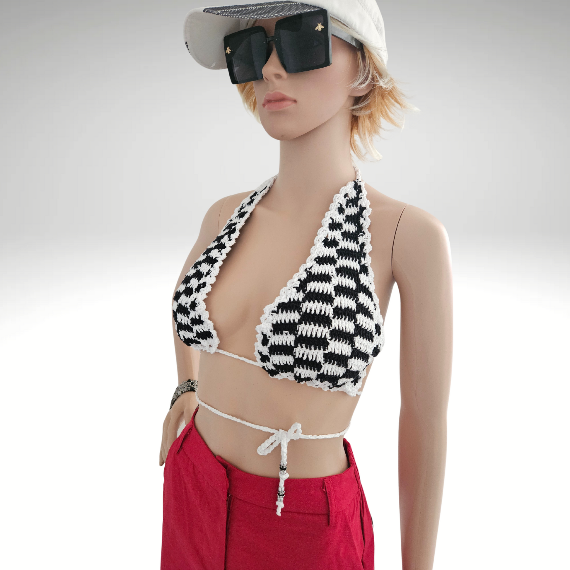 Speed Checker Halter Crochet Top Manequim side pose