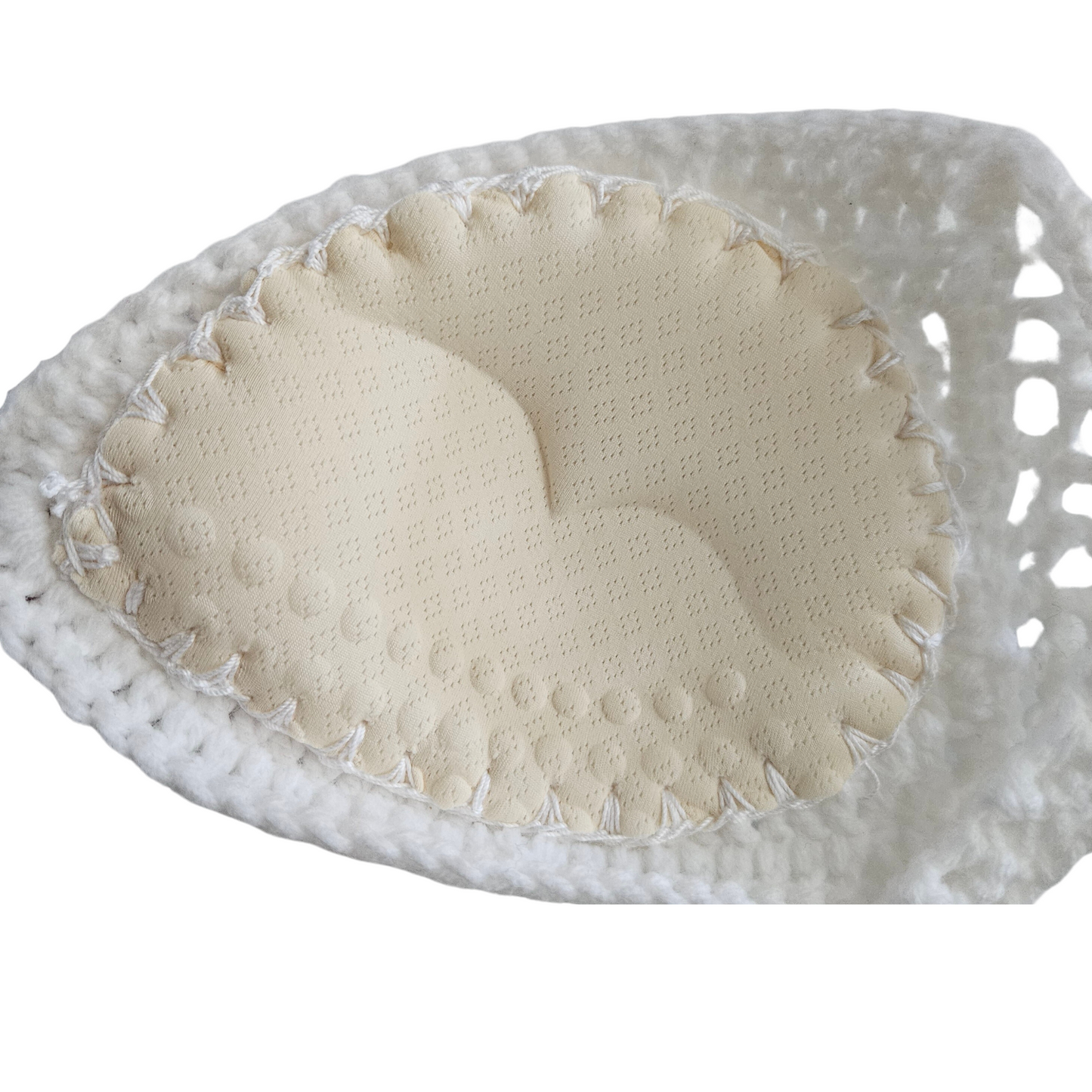 White Radiant Bloom Crochet Bandeaut op padded cup