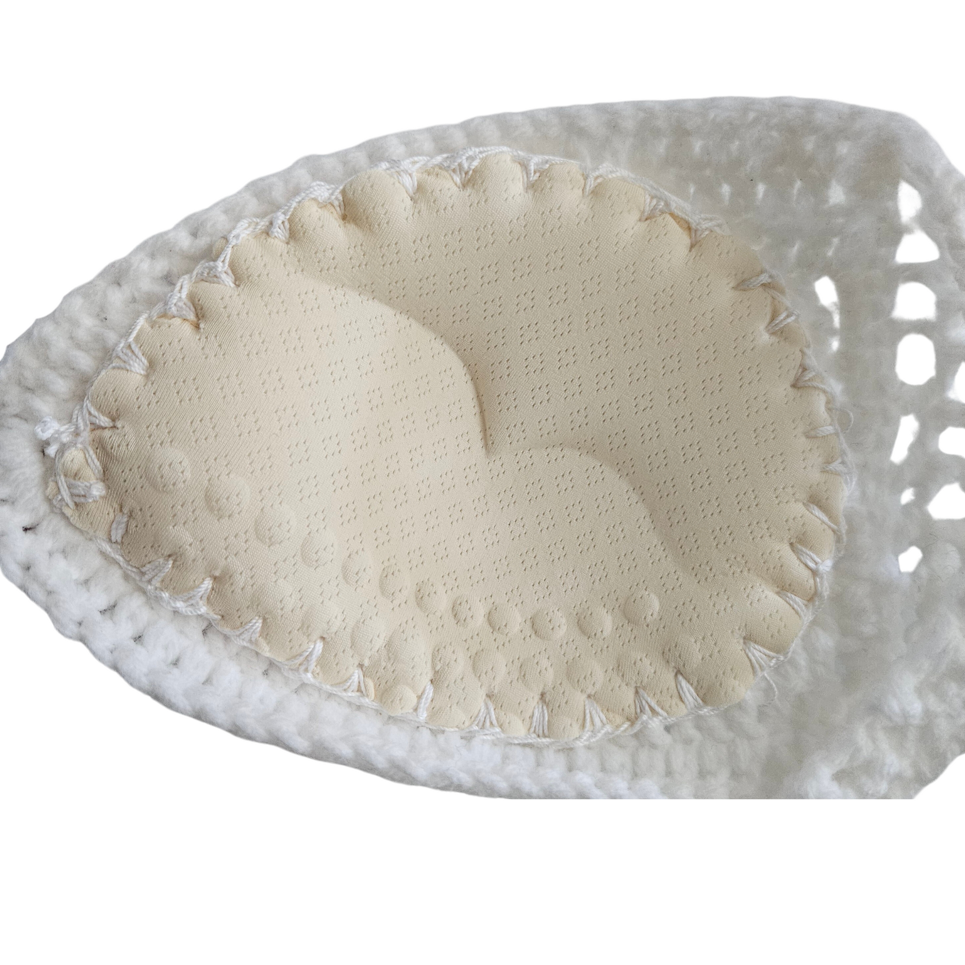 White Radiant Bloom Crochet Bandeaut op padded cup
