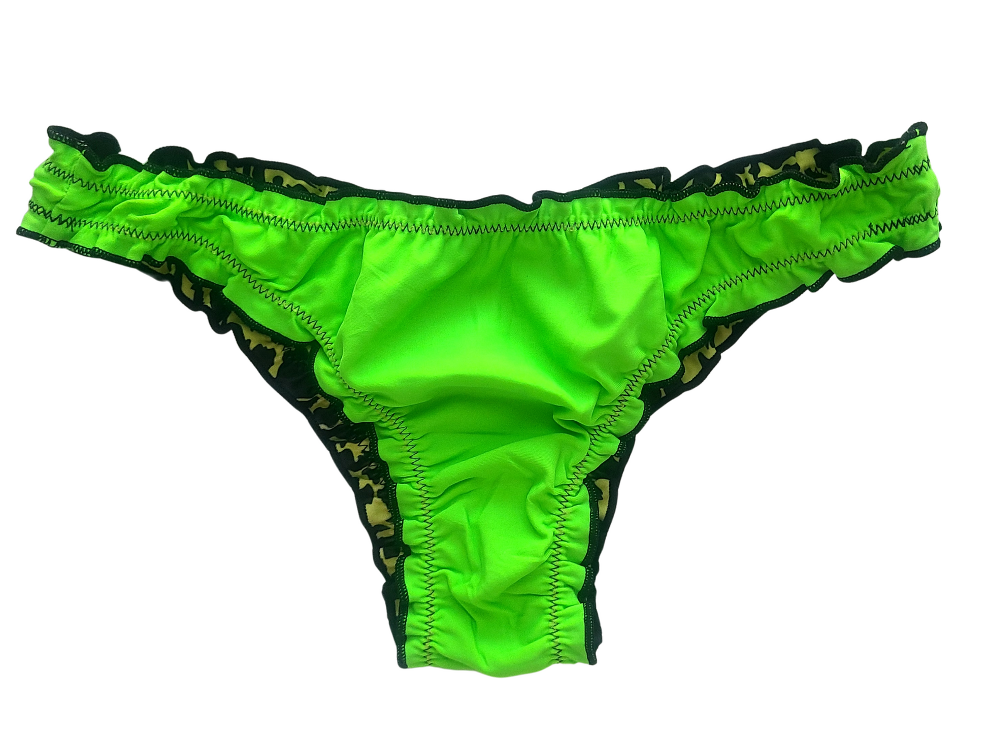 Woman wearing a reversibl4e ruffled bikini set that changes fro4m green neon to leopard print, comple4te with braided tie straps, central 4seam on the back of the piece, cheeky4 bottom, and removable cups, perfect 4for a bold and versatile beach or pool day look.